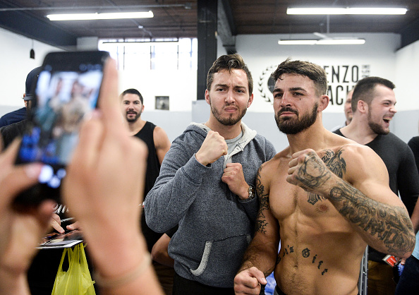 Mike Perry interacts with the fans after an open workout session on September 14, 2017 in Pittsburgh, Pennsylvania. (Photo by Brandon Magnus/Zuffa LLC)