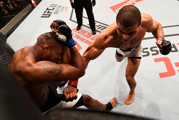(R-L) <a href='../fighter/paulo-henrique-costa'>Paulo Borrachinha</a> of Brazil punches <a href='../fighter/oluwale-bamgbose'>Oluwale Bamgbose</a> in their middleweight bout during the UFC 212 event at Jeunesse Arena on June 3, 2017 in Rio de Janeiro, Brazil. (Photo by Jeff Bottari/Zuffa LLC)“ align=“center“/> Paulo Borrachinha is preparing for only his third UFC fight, but the responsibility is the same as that of a more established fighter in the organization, as he faces former champion <a href=