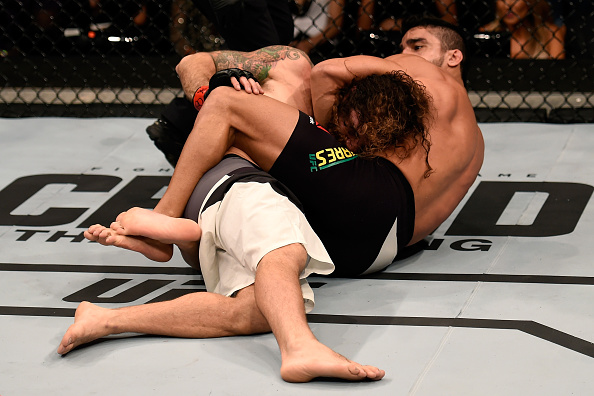 Thiago Tavares submits Clay Guida during their meeting in Sao Paulo in 2015