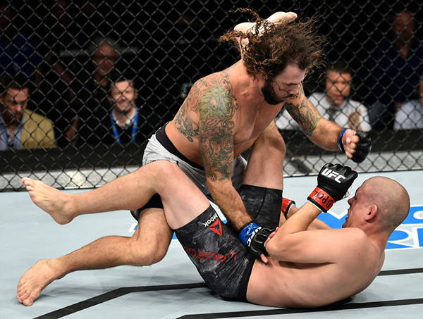 <a href='../fighter/Clay-Guida'>Clay Guida</a> punches <a href='../fighter/Joe-Lauzon'>Joe Lauzon</a> in their lightweight bout during the UFC Fight Night event inside the Ted Constant Convention Center on November 11, 2017 in Norfolk, Virginia. (Photo by Brandon Magnus/Zuffa LLC)“ align=“center“/> In the main card opener, Clay Guida continued his resurgence at 155 pounds, as he scored a stunning first-round stoppage of fellow veteran action hero Joe Lauzon.</p><p>The 35-year-old Guida came out fast and he soon rocked Lauzon with a left-right. A right uppercut floored the New Englander and Lauzon was obviously hurt. Guida pounced with a barrage of unanswered strikes, with referee <a href=