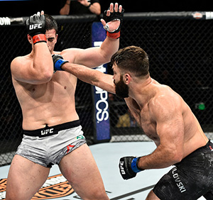 <a href='../fighter/Andrei-Arlovski'>Andrei Arlovski</a> of Belarus punches <a href='../fighter/Junior-Albini'>Junior Albini</a> of Brazil in their heavyweight bout during the UFC Fight Night event inside the Ted Constant Convention Center on November 11, 2017 in Norfolk, Virginia. (Photo by Brandon Magnus/Zuffa LLC)“ align=“left“/>Former UFC heavyweight champion Andrei Arlovski snapped a five-fight losing streak in impressive fashion, winning a three-round unanimous decision over Brazilian up and comer Junior Albini.</p><p>Scores were 29-28 and 30-27 twice for the No. 13-ranked Arlovski, 38, who improves to 26-15 with 1 NC. The No. 12-ranked Albini falls to 14-3.</p><p>Each fighter appeared to be looking for the knockout in the first round, with each punch being thrown with bad intentions. And while neither got it, both Arlovski and Albini were able to land with some thunder in an entertaining opening frame.</p><p>The action slowed in the second as Albini tried to work in the clinch against the fence. But after escaping the second stay at close range, Arlovski closed strong with a series of hard shots that had him looking sharp and fresh as the round ended, and he carried that momentum into the final frame, as he mixed up his attack with kicks and punches to the head and body that kept him ahead of Albini and put him back in the win column for the first time since 2015.</p><p><strong>FERREIRA vs MARQUARDT</strong></p><p><img class=