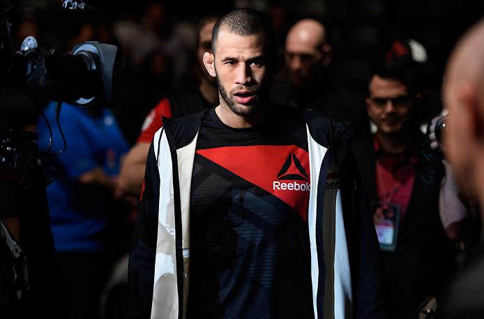 Eric Spicely prepares to enter the Octagon against Alessio Di Chirico before their middleweight bout