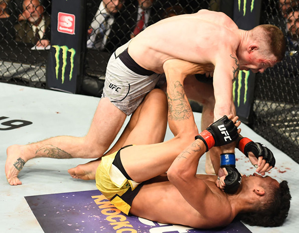 (L-R) <a href='../fighter/paul-felder'>Paul Felder</a> punches <a href='../fighter/Charles-Oliveira'>Charles Oliveira</a> of Brazil in their lightweight bout during the UFC 218 event inside Little Caesars Arena on December 02, 2017 in Detroit, Michigan. (Photo by Josh Hedges/Zuffa LLC)“ align=“center“/> It didn’t look good for Paul Felder early in his lightweight bout against Charles Oliveira at Little Caesars Arena in Detroit on Saturday, but “The Irish Dragon” survived his opponent’s submission attempts and roared back to score a second-round stoppage in UFC 218 prelim action.</p><p>Oliveira ate a left hook early but was undeterred as he locked Felder up and took him to the mat. Oliveira locked in a choke, but Felder did his best to escape and he eventually did so, even though he took an illegal knee in the process. Once to his feet, Oliveira looked for the choke again, but Felder got free and opened up with his strikes as the two went back to the mat, cutting Oliveira with an elbow.</p><p>Felder put Oliveira on the deck with an elbow early in round two, and while the Brazilian kept looking to catch his foe with a submission, Felder kept throwing bombs, and eventually, Oliveira had enough, with referee Dan Miragliotta stopping the bout at 4:06 of the second frame.</p><p>Philadelphia’s Felder improves to 15-3 with the win; Sao Paulo’s Oliveira falls to 22-8.</p><p><strong>MEDEIROS vs A. OLIVEIRA</strong></p><p><img class=