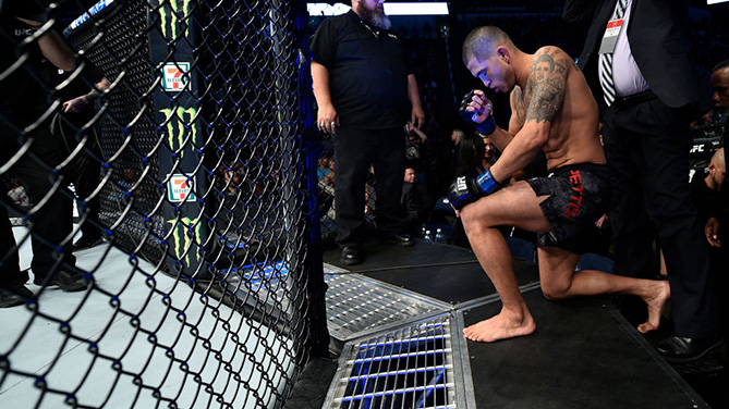 NORFOLK, VA - NOV. 11: <a href='../fighter/Anthony-Pettis'>Anthony Pettis</a> prepares to enter the Octagon prior to facing <a href='../fighter/Dustin-Poirier'>Dustin Poirier</a> in their lightweight bout during the <a href='../event/UFC-Silva-vs-Irvin'>UFC Fight Night </a>event inside the Ted Constant Convention Center. (Photo by Brandon Magnus/Zuffa LLC)“ align=“center“/>Anthony Pettis didn’t feel right walking into the cage against Dustin Poirier last November, which only makes him more frustrated about the way things played out in Norfolk, Virginia.<p>“I didn’t feel too great in that fight, which is something I was kind of pissed off about,” he said, reflecting on the bout just a few days prior to his return to the Octagon against <a href=