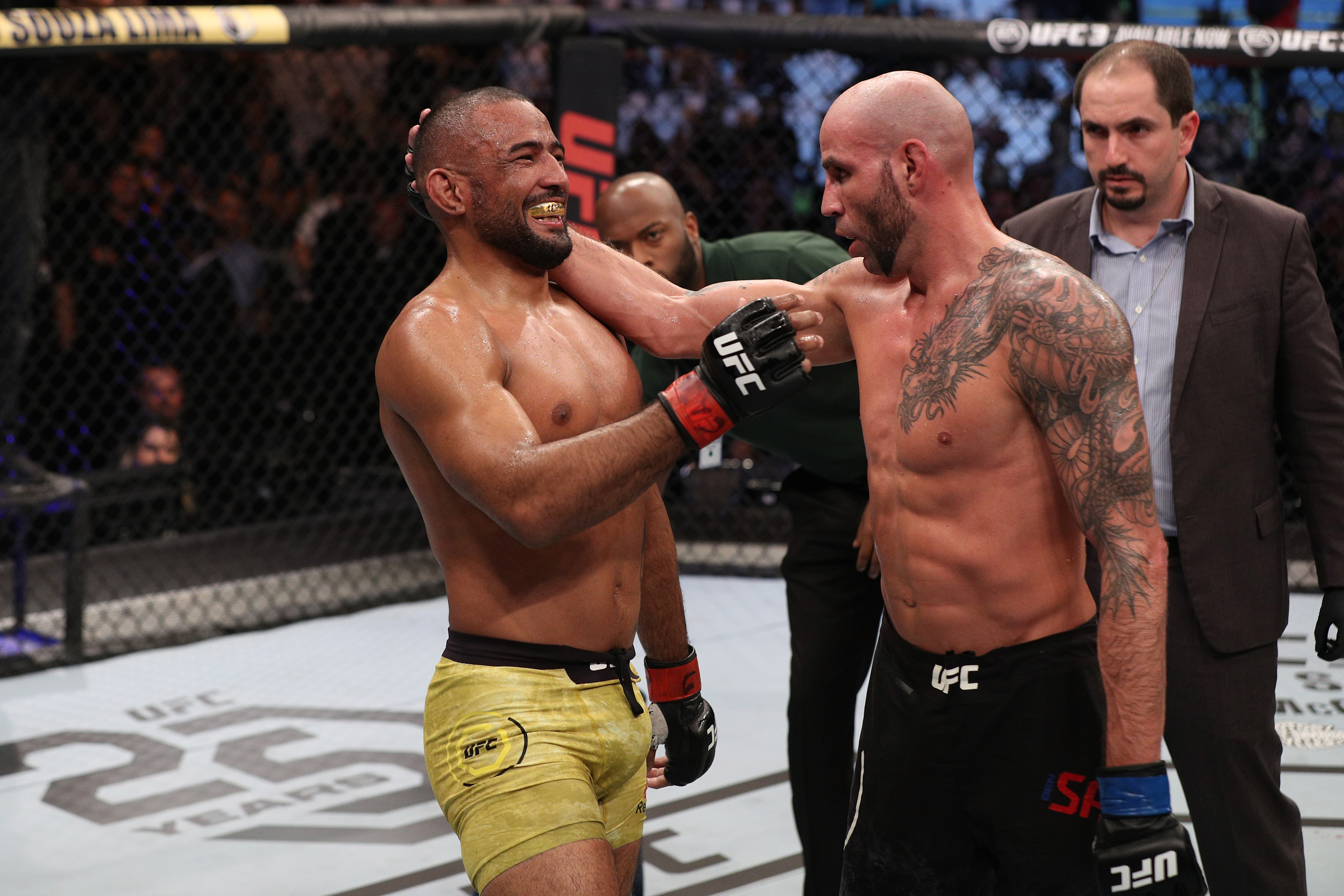 SAO PAULO, BRAZIL - SEPTEMBER 22: (R-L) Ben Saunders congratulates Sergio Moraes of Brasil after Saunders was defeated by submission in their welterweight bout during the UFC Fight Night event at Ibirapuera Gymnasium on September 22, 2018 in Sao Paulo, Brazil. (Photo by Buda Mendes/Zuffa LLC via Getty Images) 